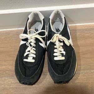 Nike black/white old school waffle sneaker size mens 6/ womens 7.5